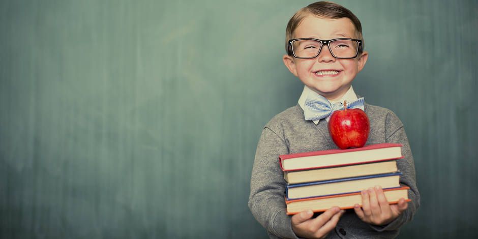 Un jeune garçon aux grandes lunettes, souriant, prêt pour sa rentrée-Marie Duval sophrologie