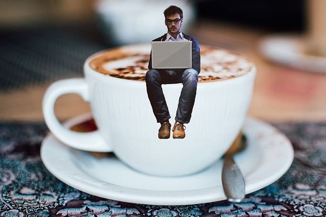 Homme assis sur une tasse de café blanche, Marie Duval sophrologue 