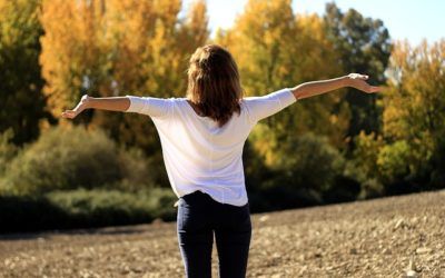 Une jeune femme prend une grande inspiration dans la forêt