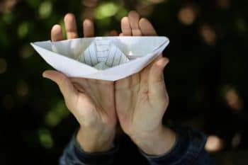 Mains tenant un bateau en papier - Marie Duval sophrologue