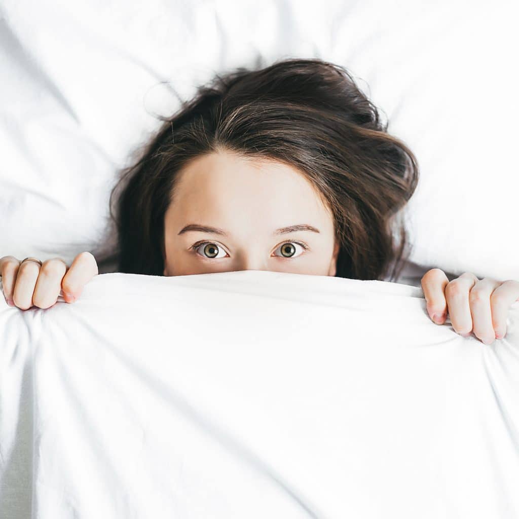 jeune femme dans son lit qui n'arrive pas à dormir-Marie Duval sophrologue