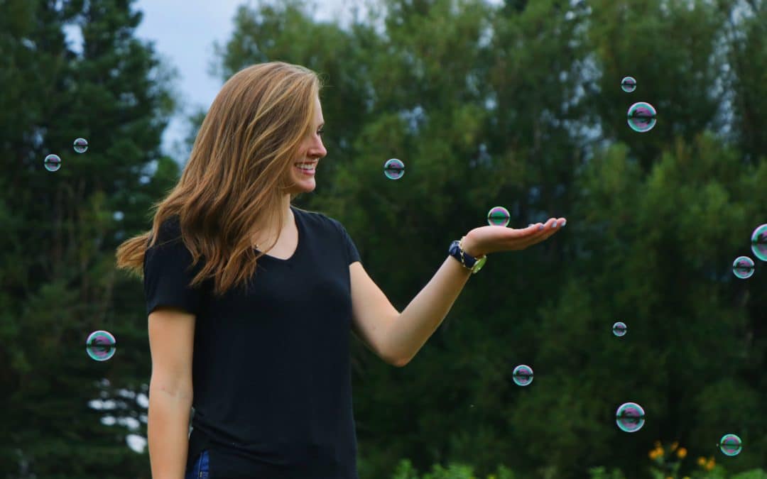 Jeune femme observant des bulles de savon- Marie Duval sophrologue