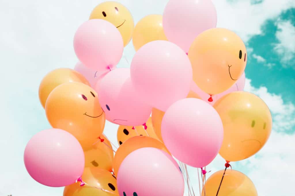 Ballons jaunes et roses arborant des sourires -Marie Duval sophrologie