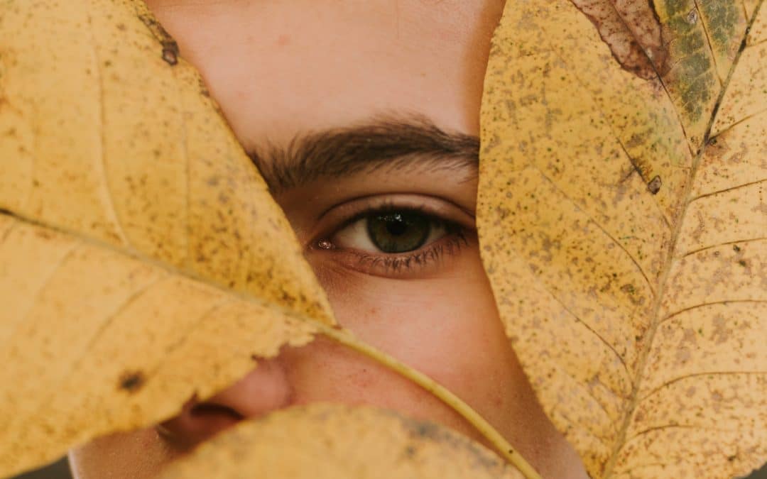 adolescent se cachant le visage derrière une feuille d'arbre-Marie Duval sophrologue