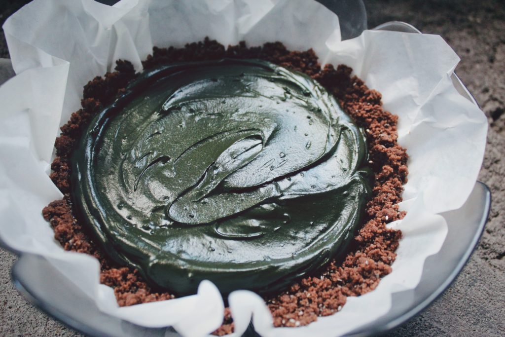 Gâteau effectué à partir de spiruline et de cacao dans un bol blanc-Marie Duval sophrologue 