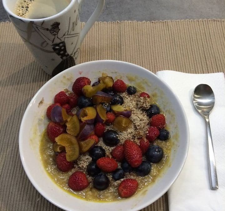 Assiette de Miam aux fruits et mug de thé-Marie Duval sophrologue