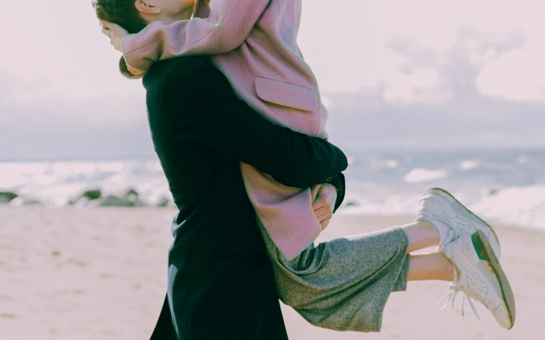 Couple s'enlaçant sur une plage-Marie DUVAL sophrologie