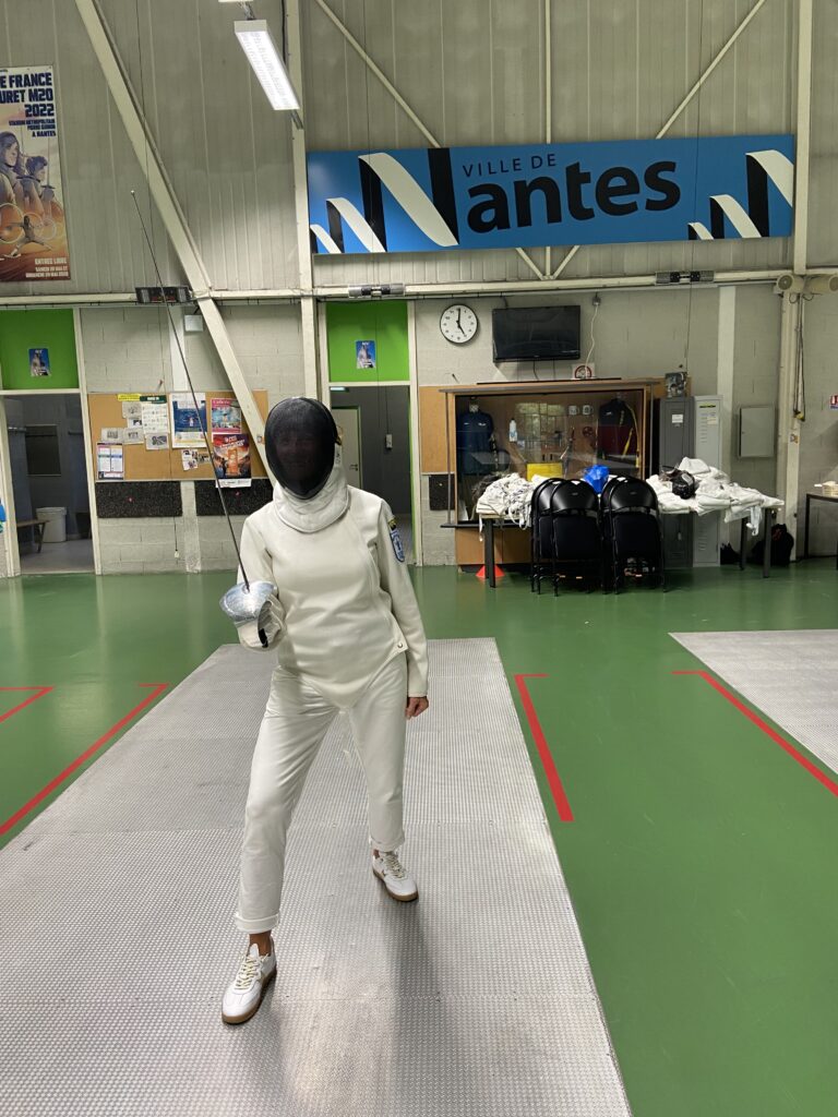 Femme en tenue d'escrime